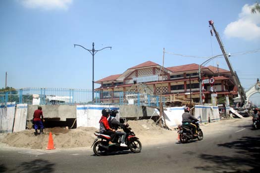 Bangunan Pasar Klewer lama (barat) dan bangunan tambahan (timur)