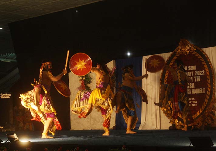 Read more about the article Sore Tadi Pakasa Klaten Persembahkan Tari Jathilan, Malam Ini Tampilkan Tiga Sajian