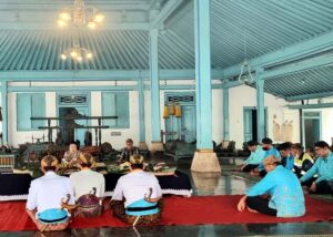 Suasana saat ritual kenduri wilujengan "mapag Ruwah"