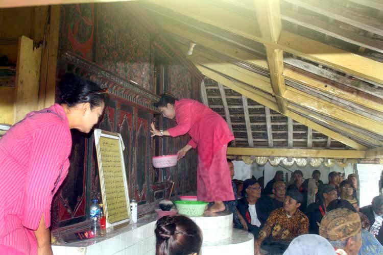 You are currently viewing Semangat Membangun Rasa Hormat Leluhur Peradaban, Melalui Caos Tahlil Nyadran (seri 3 – bersambung)