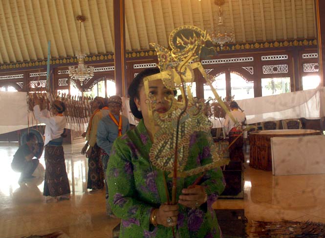 Read more about the article “Ngesis Wayang Kemis”, Ritual “Mengangini” Wayang Selain Anggara Kasih