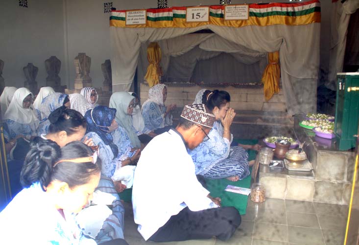 You are currently viewing Agenda “Caos Bhekti Tahlil” Berlanjut ke Makam Jaka Tingkir di Sragen