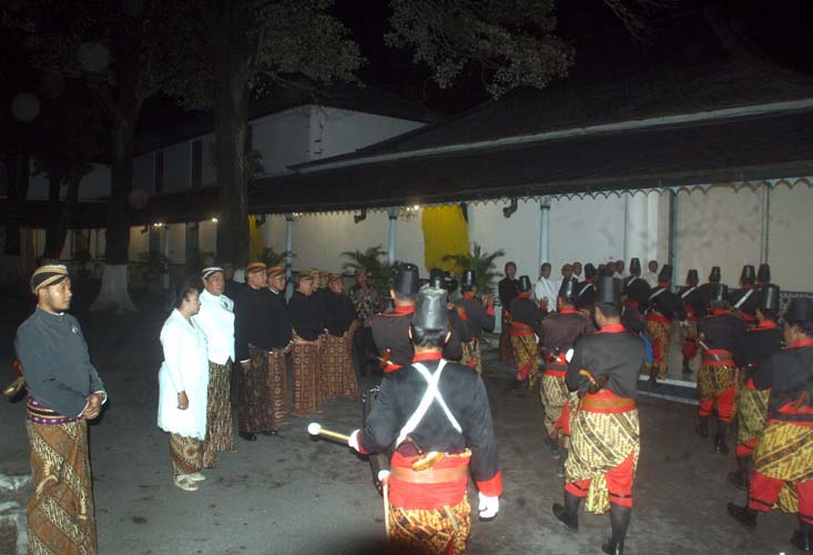 You are currently viewing Ritual “Malem Selikuran Perdamaian” yang Tiba-tiba “Berbelok Arah” (seri 1 – berasambung)