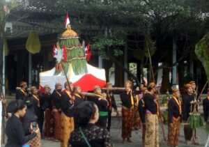 Read more about the article Upacara Adat Garebeg Syawal “Perdamaian” Perdana Sudah Dilewati (seri 2-bersambung)
