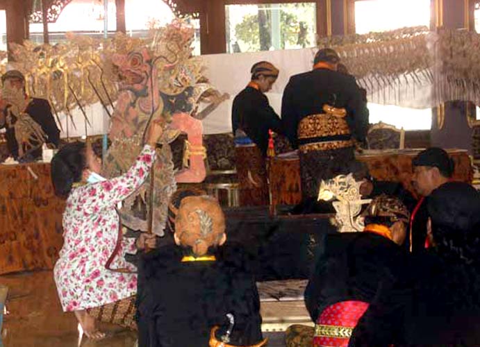 Read more about the article Ritual Ngesis Wayang Menjadi Ajang Studi Para Mahasiswa Sebelum Sasana Pustaka Dibuka (seri 4-bersambung)