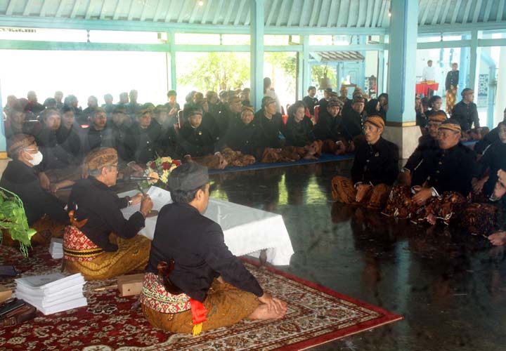 You are currently viewing Bangsal Smarakata Jadi Pusat Pisowanan Wisuda Abdi-dalem untuk “Kali Pertama”