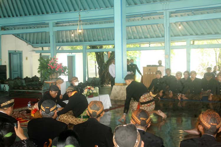 Peristiwa Wisudan Perdana Setelah Insiden Gusti Moeng Kondur Ngedhaton Seri Bersambung