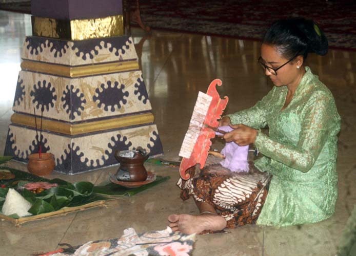 You are currently viewing Dua Kotak Wayang Para Dikeluarkan dalam Ritual “Ngisis Wayang Pedintenan” Kamis