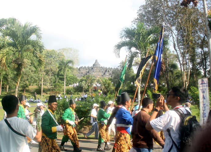 You are currently viewing Prajurit Kraton Surakarta Jadi “Bintang” Semua Peserta Upacara di Candi Borobudur