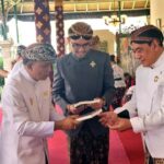 KGPAA MN X Menerima Cinderamata Buku Profil “Puri Karangasem”, Bali