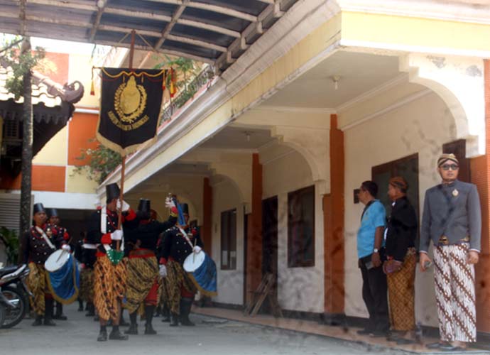 You are currently viewing Kehadiran Kraton Surakarta di “Karnaval Cepu”, Bak Setitik Warna “Mencolok” di Samudera Lepas (seri 1 – bersambung)