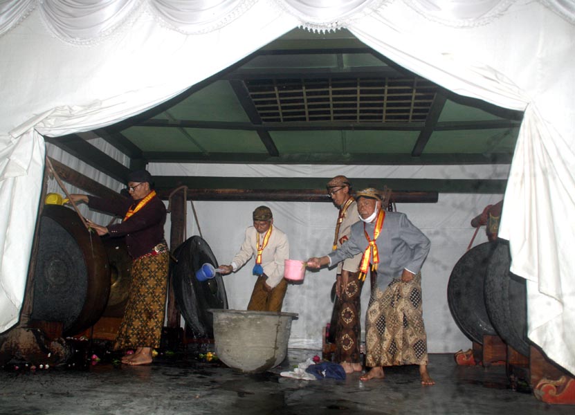 You are currently viewing Gong Kiai Surak Dijamas, Gamelan “Manguyu-uyu” Ditabuh di “Malem Midodareni” Sekaten