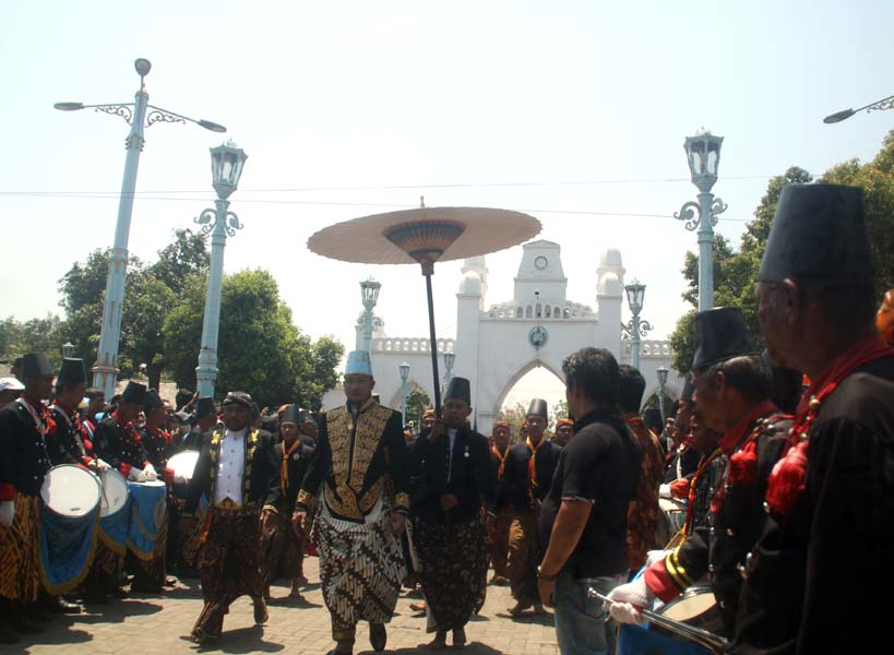 You are currently viewing Putra Mahkota KGPH Hangabehi Pimpin Prosesi Ritual Garebeg Mulud “Sekaten Damai” 2023