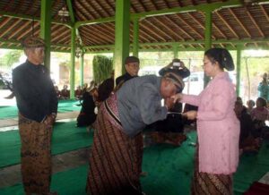 Read more about the article Dua Tokoh Generasi Muda Kraton Mataram Surakarta, Mulai Jalankan Tugas Kerja-kerja Adat (seri 5 – habis)