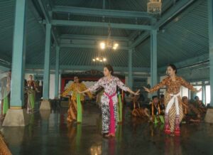 Read more about the article Kraton Kedatangan Dua Rombongan Pengunjung, Beberapa Tokoh Muda Serentak “Bekerja”