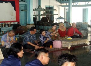 Read more about the article Di Depan Seratusan Mahasiswa, Fakta Jatuh-Bangun Perjalanan Sejarah Kraton Dibeberkan