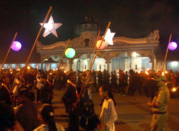 Read more about the article Besok Malam, Prosesi Malem Selikuran Mengelilingi Baluwarti Menuju Masjid Agung