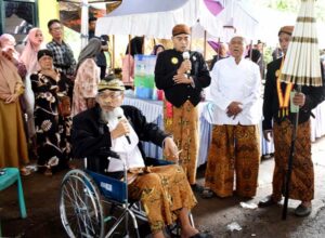 Read more about the article Walau Hujan Menghadang, Kirab “Mapag Wulan Siyam” Tetap Berjalan Tepat Waktu