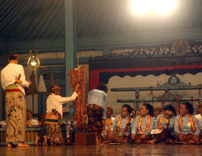 You are currently viewing Konser Musik Karawitan di Kraton = Konser Catatan Perjalanan Para Leluhur Dinasti Mataram (seri 2 – bersambung)