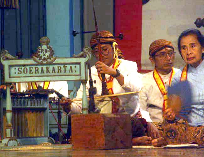 You are currently viewing Konser Musik Karawitan di Kraton = Konser Catatan Perjalanan Para Leluhur Dinasti Mataram (seri 5 – bersambung)