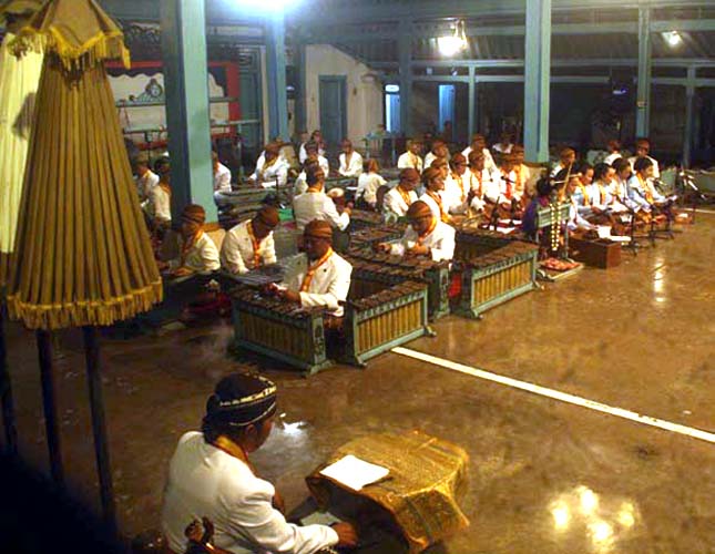 You are currently viewing Konser Musik Karawitan di Kraton = Konser Catatan Perjalanan Para Leluhur Dinasti Mataram (seri 7 – habis)