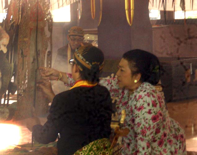 You are currently viewing Kraton Mataram Surakarta Punya Sekotak Wayang yang Isinya “Peralatan” Untuk 17 Kotak Lainnya