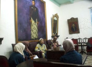 Read more about the article Mahasiswa Unair Mencari Tahu Makna “Sapa Sira, Sapa Ingsun” ke Kraton Mataram Surakarta