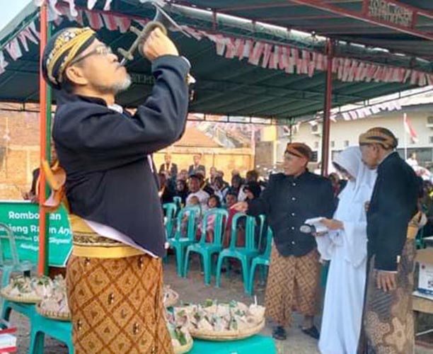 You are currently viewing Makam Mbah Glongsor Ditutup Langse dan Diziarahi Para Santri Majlis Taklim Lembah Pedangkungan