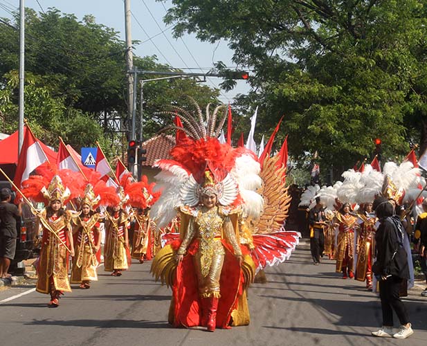 You are currently viewing Prajurit Kraton Mataram Surakarta Meriahkan Kirab Suran Agung yang Digelar Masyarakat Adat