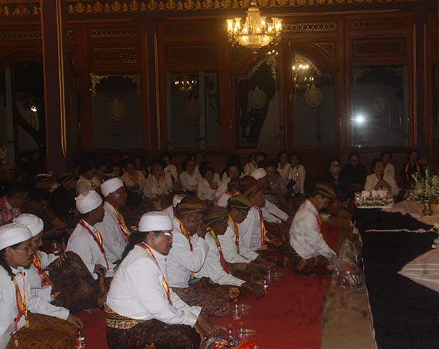 You are currently viewing Kesempatan “Ngalab Berkah” Ritual Kraton yang Semakin Terbuka Melalui Pintu Pakasa Cabang (seri 1-bersambung)