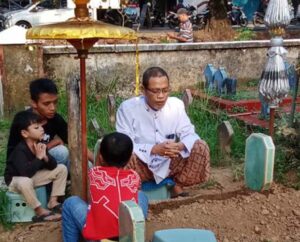 Read more about the article Memenuhi Amanat (Almh) Menantunya, KRA Panembahan Didik Antar Kekancingan dan Samir ke Pusaranya