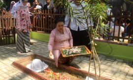 Gusti Moeng Mendapat Sambutan Hangat di Makam Trah Juru-Kunci yang Kali Pertama Diziarahi