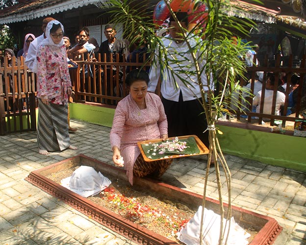 You are currently viewing Gusti Moeng Mendapat Sambutan Hangat di Makam Trah Juru-Kunci yang Kali Pertama Diziarahi