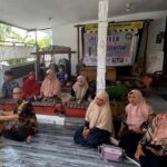 Guru-guru TK dan PAUD dari Beberapa Wilayah di DIY Latihan Karawitan di Sanggar Pustaka Laras