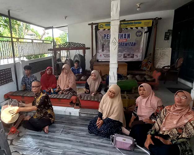 Read more about the article Guru-guru TK dan PAUD dari Beberapa Wilayah di DIY Latihan Karawitan di Sanggar Pustaka Laras