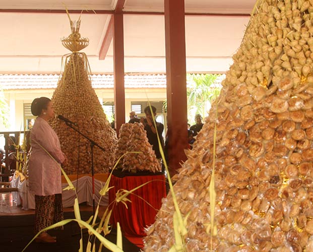 You are currently viewing Tradisi Sebaran Apem Kukus Keong Mas di Eks “Kabupaten Pengging” Meriah