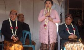 Gusti Moeng dan Rombongan Naik Andong di Belakang “Kirab Apem dan Hasil Bumi; Saparan Pucang”