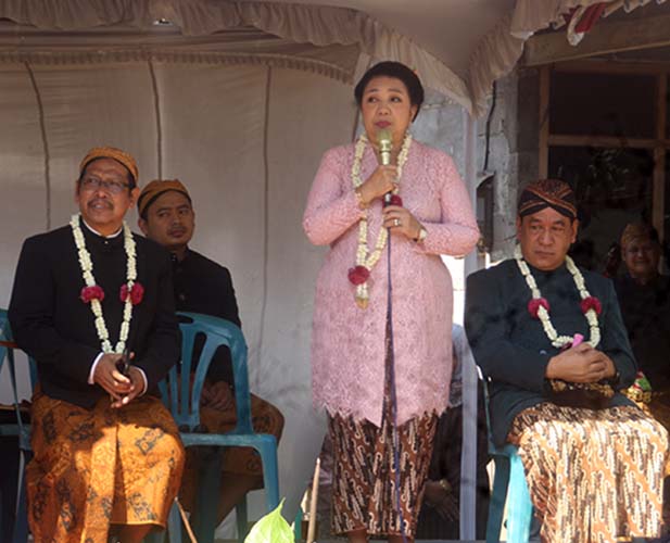 You are currently viewing Gusti Moeng dan Rombongan Naik Andong di Belakang “Kirab Apem dan Hasil Bumi; Saparan Pucang”