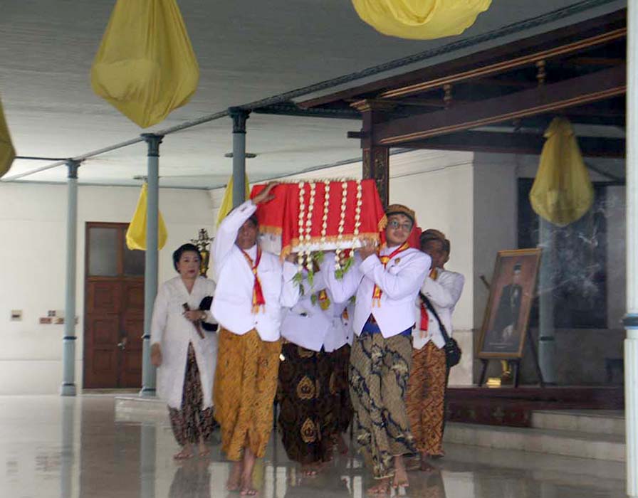 Read more about the article Ritual Labuhan Perdana di Parangkusuma, Setelah “Insiden Gusti Moeng Kondur Ngedhaton”