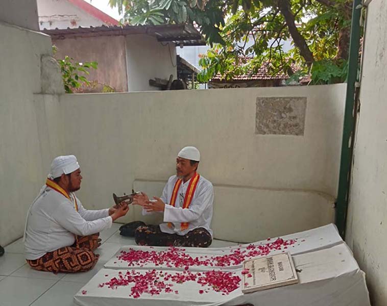 Read more about the article Sejak Terompet Kembali, Makam Mbah Glongsor Semakin Sering Diziarahi, Jumlahnya Semakin Meningkat