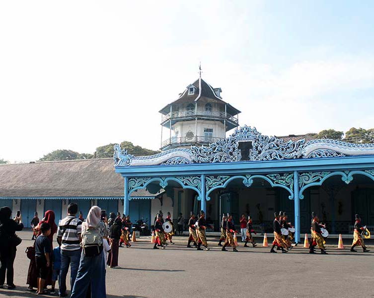 Read more about the article Kirab Parade Prajurit Kraton Mataram Surakarta Mendadak Merubah Rute Keliling Baluwarti