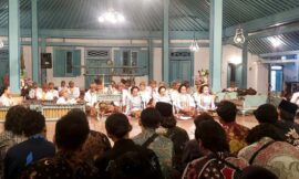 Rombongan Mahasiswa Jurusan Karawitan ISI Surakarta Saksikan Konser “Selasa Legen” di Kraton