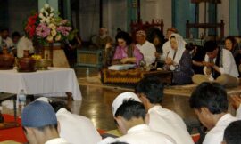 Nyi MT Tarmini (85), Cucu dan Rombongan Pakasa Kudus Hadiri Khataman Alqur’an, Semalam