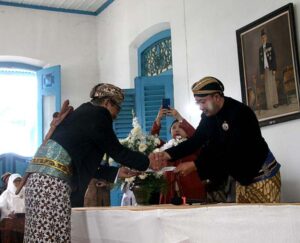 Read more about the article Menjelang Tingalan Jumenengan, Bebadan Kabinet 2004 Mewisuda 117 Sentana dan Abdi-dalem