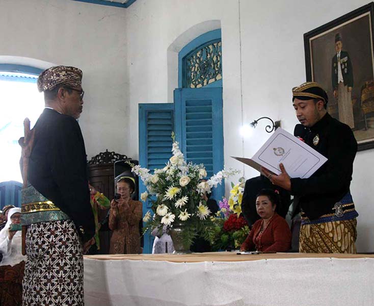 You are currently viewing Sepulang Wisuda Kenaikan Gelar Kekerabatan, Pasang Papan Nama Pakasa dan Bahas Kegiatan