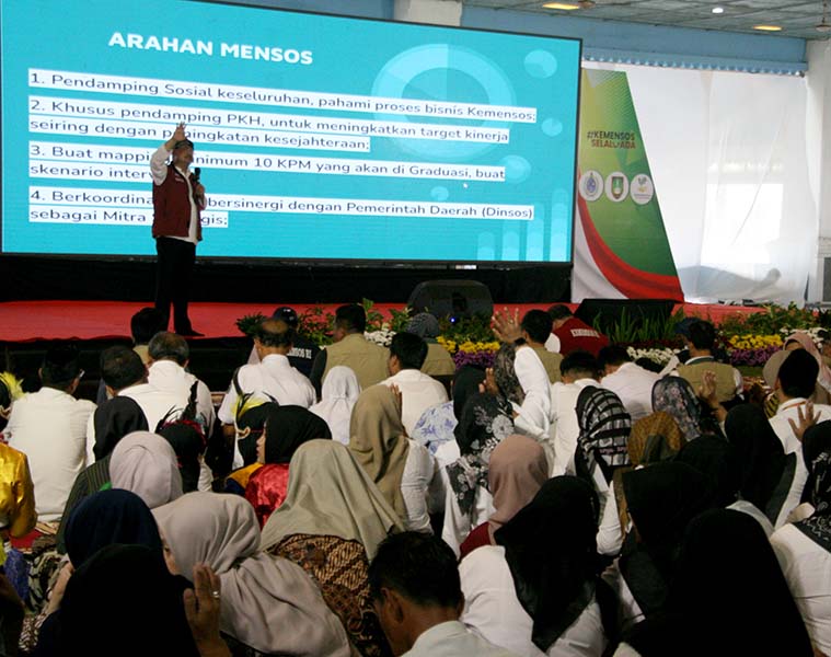 You are currently viewing Mensos Saifulah Yusuf Ajak Dialog Lebih 700 Tenaga Pendamping Sosial se-Wilayah Surakarta