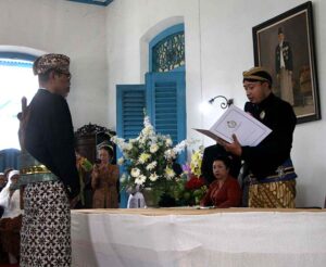 Read more about the article “Gelar-Sesebutan” Berubah Ketika Lembaga (Pemerintahan) Normatif Menjadi Lembaga Budaya (seri 2 – bersambung)