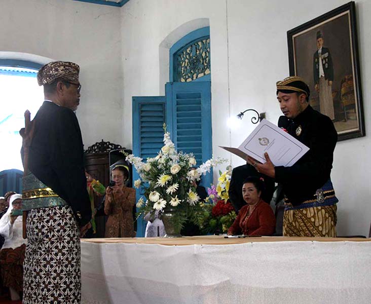 You are currently viewing “Gelar-Sesebutan” Berubah Ketika Lembaga (Pemerintahan) Normatif Menjadi Lembaga Budaya (seri 2 – bersambung)