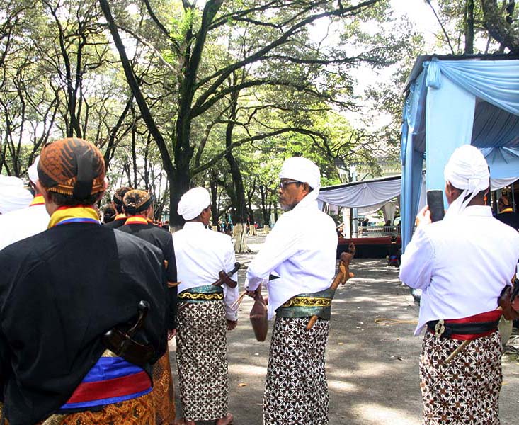 You are currently viewing “Gelar-Sesebutan” Berubah Ketika Lembaga (Pemerintahan) Normatif Menjadi Lembaga Budaya (seri 4 – bersambung)