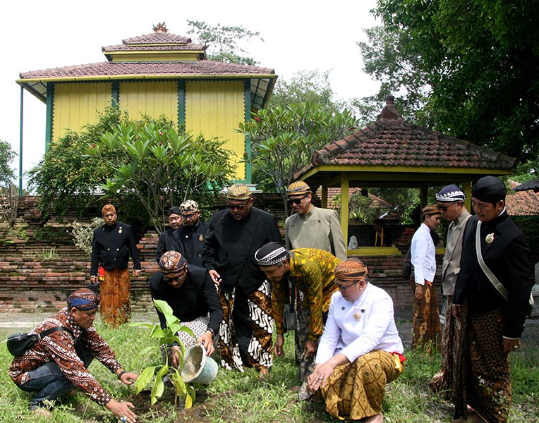 You are currently viewing Sebelum Pimpin Nyadran Sinuhun Amangkurat I, KGPH Hangabehi Tanam Pohon Wijaya Kusuma